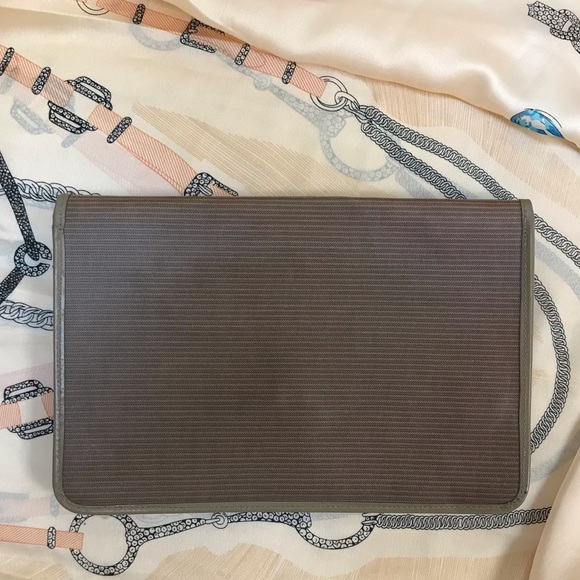 Yves Saint Lauren Clutch - Picture 6 of 9